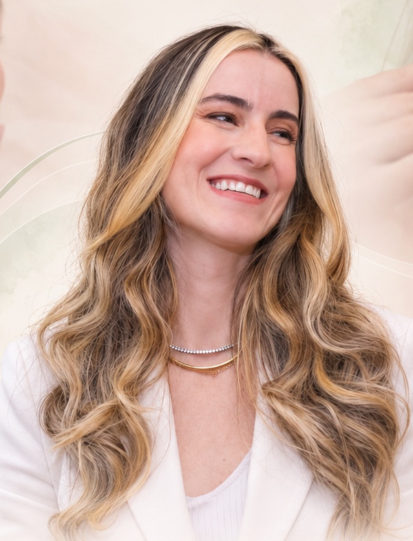 Mulher aplicando a técnica de drenagem facial